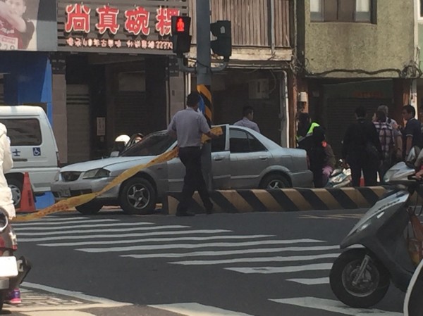 南市警方查緝通緝犯，嫌犯開車拒捕拖行員警，警方開槍制止，嫌犯中彈身亡送醫。（記者王俊忠翻攝）