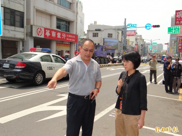 台南地檢署檢察官彭郁清（前右）到場了解員警逮捕通緝犯遭拖行與開槍制止過程。（記者王俊忠攝）