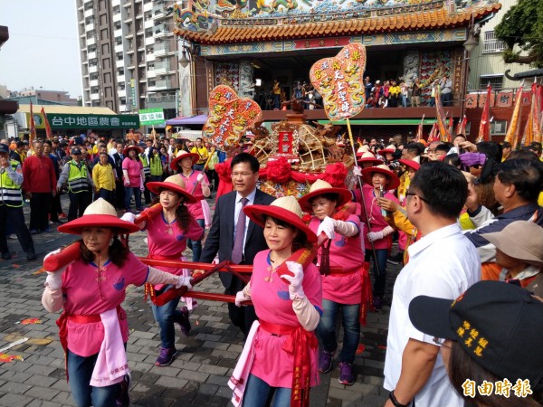 台中市長林佳龍扶鑾。（記者張瑞楨攝）