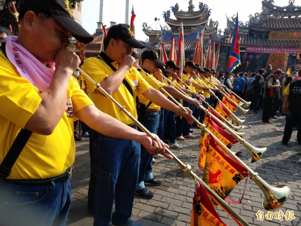 哨角隊低沈的角號音，宣布台灣遶境最久的旱溪媽祖於今天起駕。（記者張瑞楨攝）