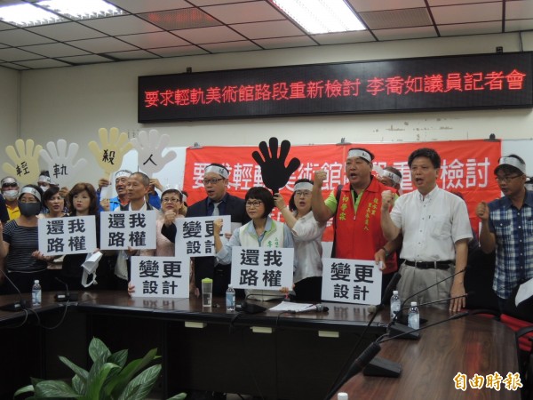 高市美術館附近居民抗議輕軌衝擊交通與生活,要求停工、變更設計(記者王榮祥攝)