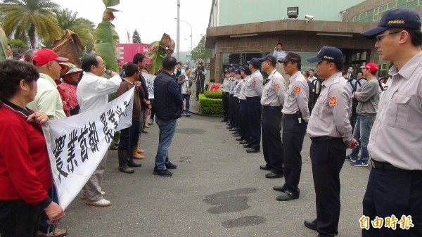 不滿污染情況未改善,斗六地區農民再至富喬公司抗議。(記者林國賢攝)