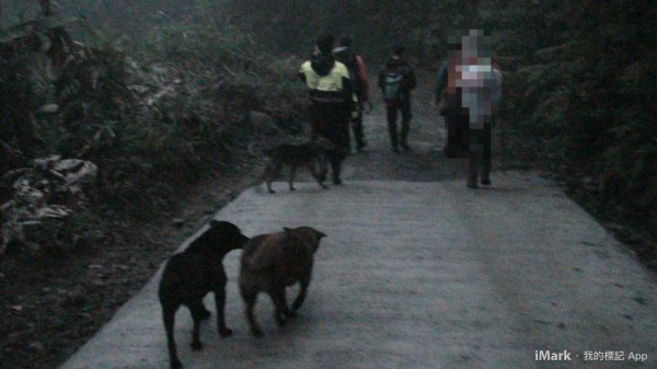 新竹縣尖石鄉梅花派出所所長馮文道、警員王建富憑豐富經驗研判，配合消防人員搜尋，順利救出在錦屏村高臺山區迷路的登山客。（記者廖雪茹翻攝）
