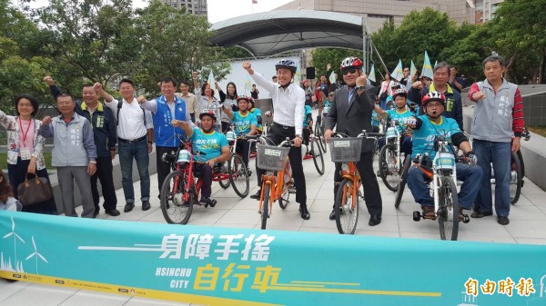 竹市身障者專屬手搖車體驗，讓騎單車馳騁車道夢想成真！（記者蔡彰盛攝）