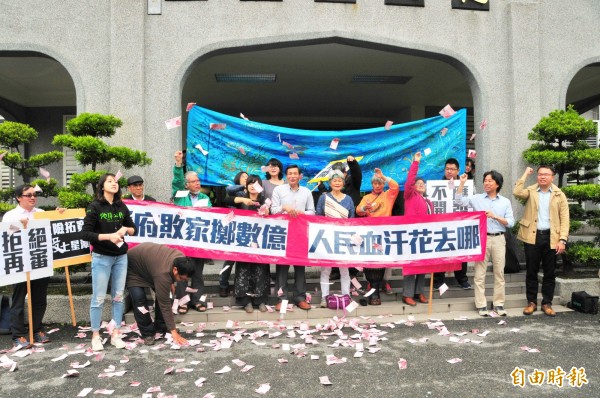 花蓮環團在縣府門口拉布條縣府「縣府敗家擲數億、人民血汗花去哪」。(記者花孟璟攝)