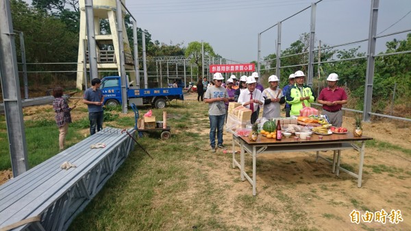 蓮心園溫室興建舉行上樑儀式，燒香祈福施工順利。（記者楊金城攝）