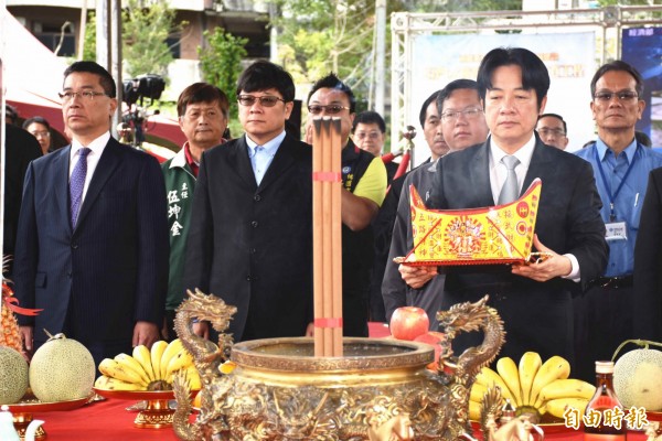 行政院發言人徐國勇（左一）陪同行政院長賴清德（右一），出席石門水庫阿姆坪防淤隧道工程動工典禮。（記者李容萍攝）