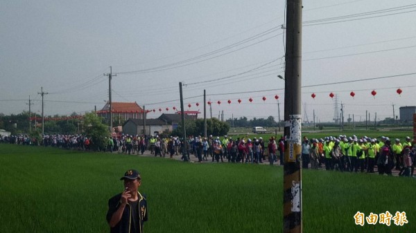 大甲媽祖進香團行走在鄉野間，形成一支虔誠而美麗的隊伍。（記者廖淑玲攝）