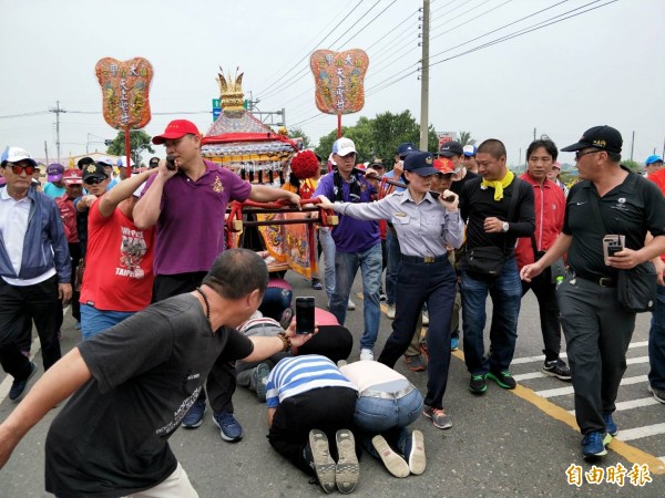 虎尾分局長陳立祺（右抬轎者）全程護駕，且生平第一次為媽祖抬轎。（記者廖淑玲攝）