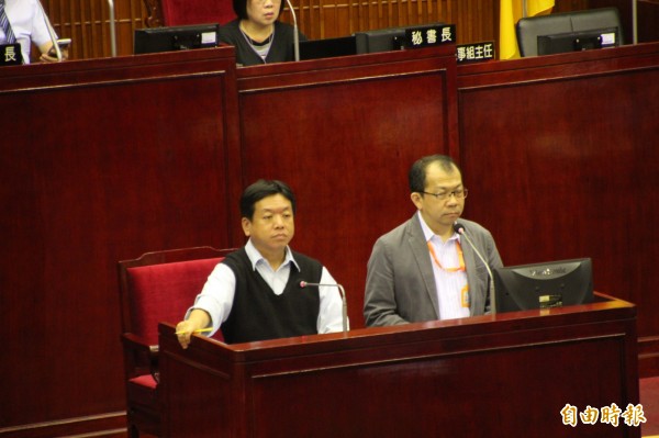 社會局長許立民及公運處主任秘書楊欽文對此反映,身心障礙者可以搭乘復康巴士,而也說台北市也有低底盤公車,身障人士都可以順利搭乘。(記者鍾泓良攝)