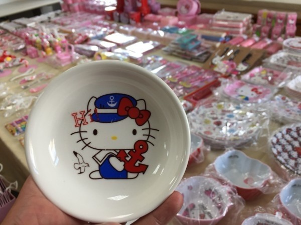 警方查扣從文具周邊、廚房用品、居家用品等應有盡有的Hello Kitty仿品。(記者許國楨翻攝)