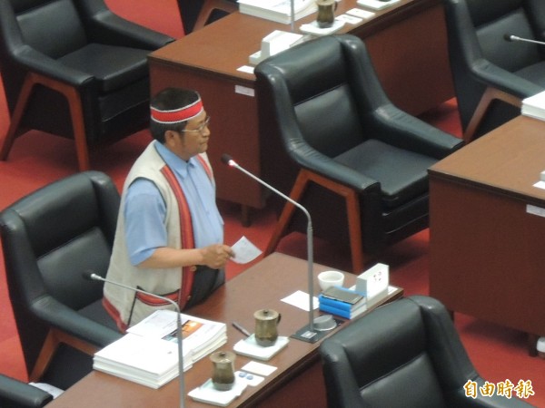 南橫遲遲不通,高市原住民議員伊斯坦大很火大(記者王榮祥攝)