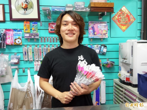兒童職能治療師曾俊傑接手家族經營的書局事業,將傳統書店改裝成多元功能的圖書親子館,大力推廣親子桌遊。(記者廖雪茹攝)