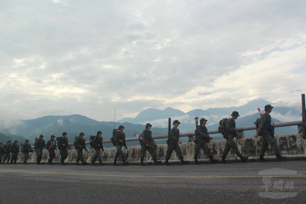 特戰營官兵進行山隘行軍訓練。（圖：軍聞社提供）。