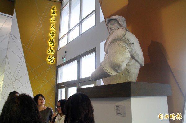 三民高中「蘆荻美學博物館」盛大開幕,展示5座原典藏在紐約大都會博物館的石膏模製品,圖為柯利奧尼騎馬像。(記者陳心瑜攝)