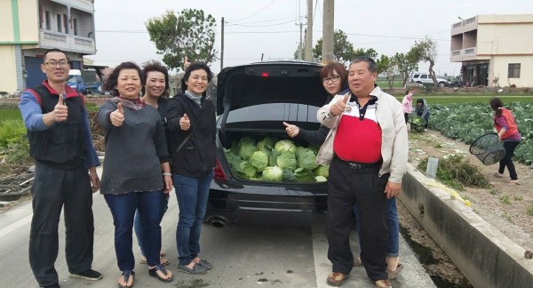 埔鹽鄉代會主席許文萍（左4）駕駛百萬名車的後車箱經常塞滿認購的高麗菜，分送給弱勢家庭。（記者陳冠備翻攝）