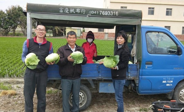 不少民眾在許文萍臉書看到訊息，也來認購高麗菜。（記者陳冠備翻攝）