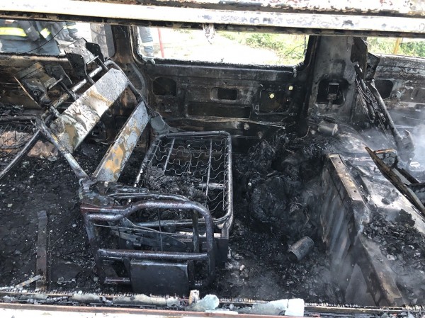 台北市四獸山發生縱火案,貨車被燒得只剩骨架。(記者姚岳宏翻攝)