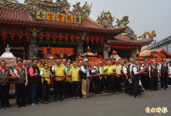 「旱溪媽祖遶境大屯18庄」起駕鬧雙胞，今天出現10多間宮廟在遶境「頭庄」的烏日東女慈聖宮舉辦起駕儀式，卻獨缺旱溪媽祖的狀況。（記者陳建志攝）