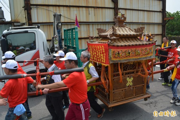 「大屯18庄遶境」今天在台中烏日東女慈聖宮舉辦起駕儀式後，參與宮廟鑾轎一起出巡遶境。（記者陳建志攝）