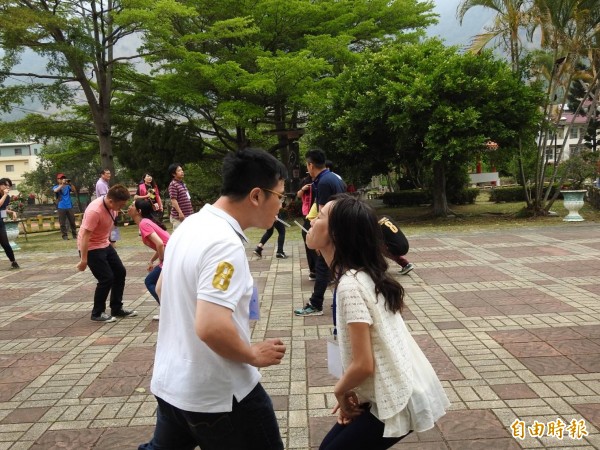 鳳一戶所推出戀愛巴士，適婚男女玩起互動遊戲。（記者陳文嬋攝）