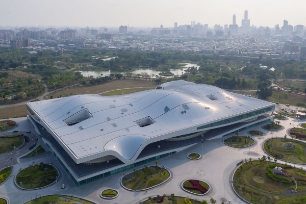 衛武營是全台最大藝文場館,也是全亞洲最大單一劇院建築體。(衛武營國家藝術文化中心提供Iwan Baan攝影)