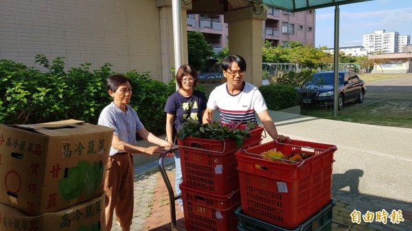 吳玉蘭（左）、蘇晉加（右）母子樂在有機農業，還到處分享有機蔬果，新泰國小校護蕭淑美（中）對母子倆的農產品質相當肯定。（記者王涵平攝）