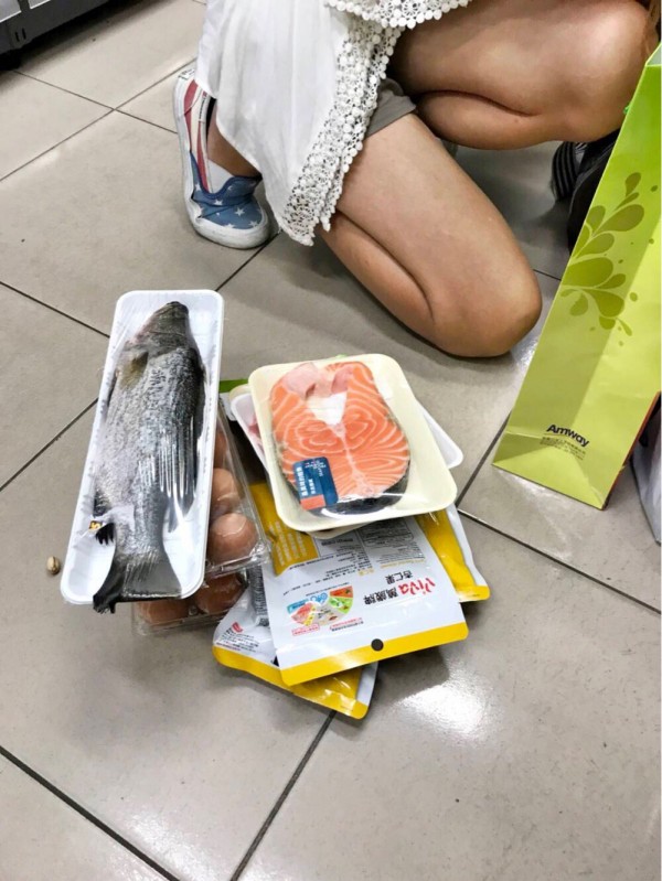 陳姓女子「想吃好一點」竟異想天開剪掉條碼，偷鮭魚、鱸魚、牛肉等食材藏於袋內，被店員發現報警，陳女供稱贍養費不夠生活，警方將她移送法辦。（記者黃良傑翻攝）