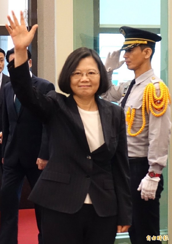 蔡英文總統搭乘專機出訪非洲友邦史瓦濟蘭,在機場重申有決心捍衛台灣,同胞可以放心。
(記者姚介修攝)