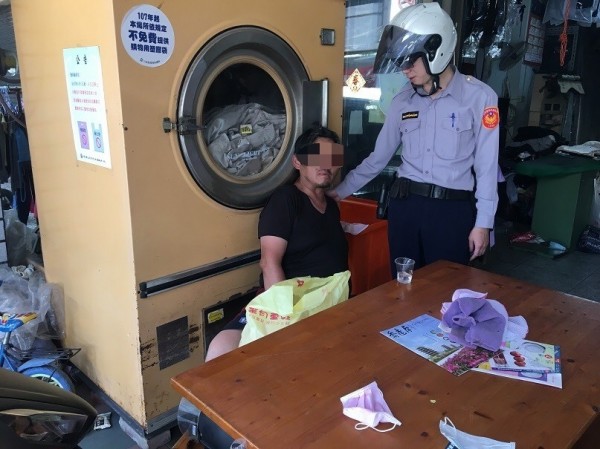 警方逮捕蕭嫌後陪同到洗衣店拿送洗的衣服。(記者葉永騫翻攝)