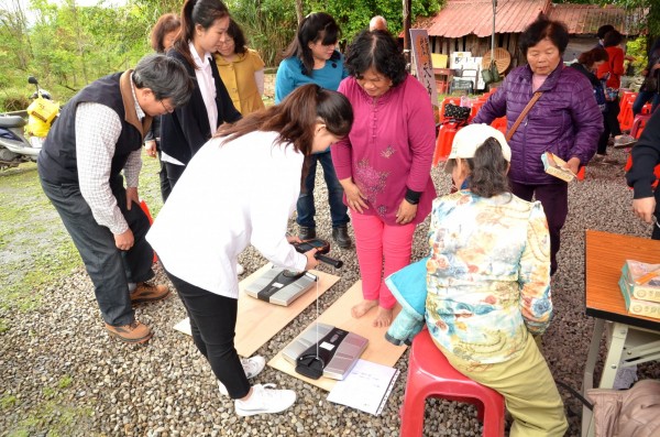 三星鄉快樂學堂今天舉辦開學典禮，典禮安排一系列健檢活動，讓學員開心上學。（記者張議晨翻攝）