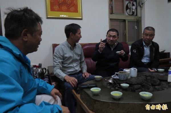 國民黨新北市長提名人侯友宜,今天到萬里區漁會理事長林榮欽家中與船長座談,會後針對年輕人支持度勝過蘇,他說他身邊都是年輕人,深知年輕人的想法。(記者俞肇福攝)