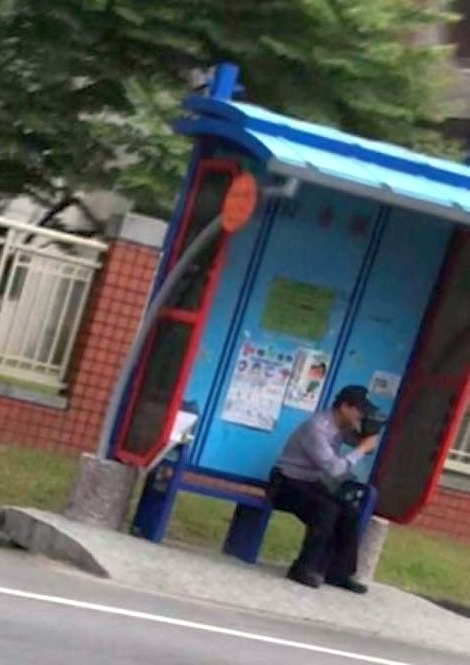 新竹縣有網友把警察坐在公車候車亭裡拍照取締超速的照片po在地方性臉書社團裡。（擷取自臉書社團「橫山幫幫忙」）