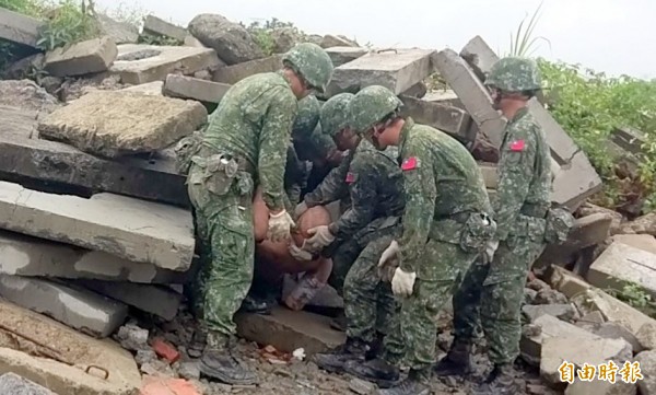 陸軍航空特戰指揮部第1營弟兄，在南投縣竹山消防訓練中心模擬演練將受困者從瓦礫中救出情形。（記者謝介裕攝）