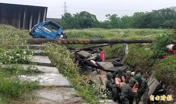 陸軍航空特戰指揮部第1營弟兄，在南投縣竹山消防訓練中心模擬演練將受困者從瓦礫中救出情形。（記者謝介裕攝）