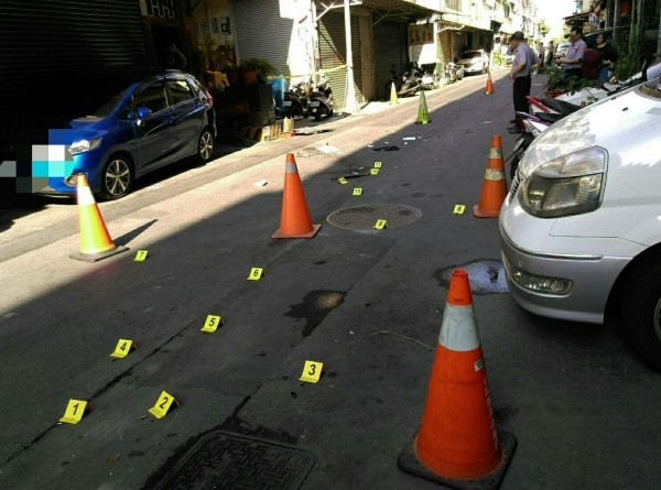 高雄港警開槍追捕毒犯,彈殼散落路面。(記者洪定宏翻攝)
