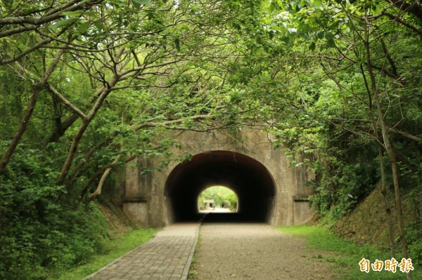 崎頂子母隧道建造於日治時期，是見證台鐵發展史的重要歷史遺跡。（記者鄭名翔攝）