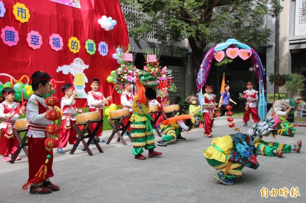 嘉義市立幸福幼兒園日前舉行揭牌慶祝活動。（記者丁偉杰攝）