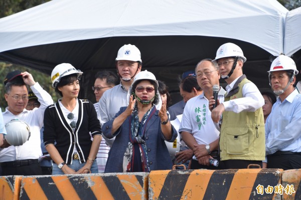 高雄市長陳菊（中）今天下午視察旗山區排水整治工程，對於執政期間被人無理謾罵、糟蹋有感而發。（記者蘇福男攝）