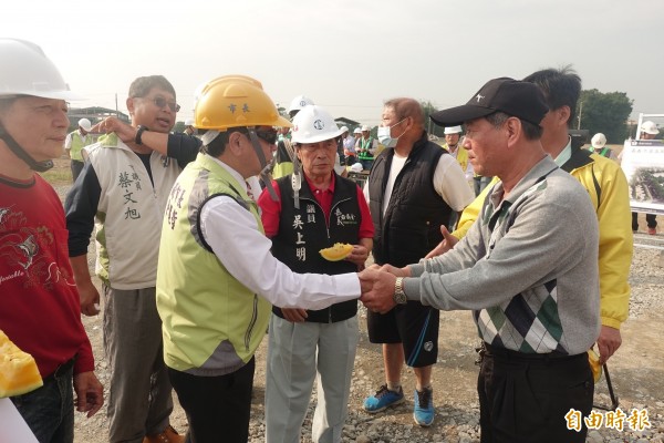 涂醒哲視察工程時向當地民眾說，市府一定帶動地區發展及土地整合利用 。（記者丁偉杰攝）