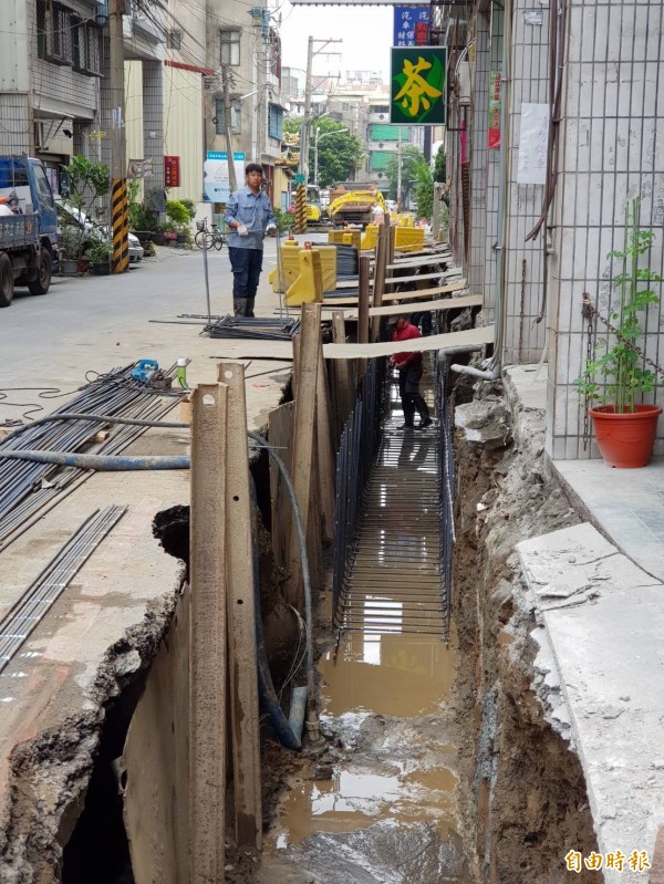 水利局加大側溝改善，再繞道引流至曹公圳。（記者陳文嬋攝）