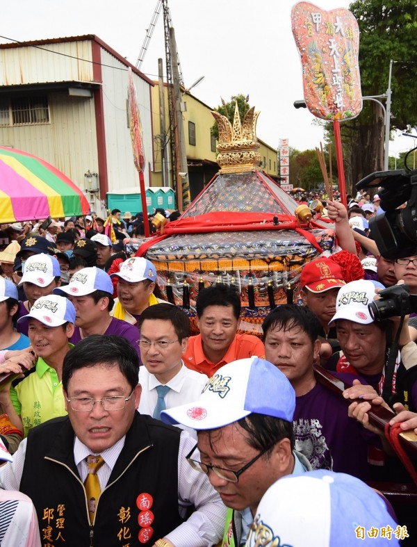 日前大甲媽進入彰化市，彰化市長邱建富（左）、縣長魏明谷（左後）都曾聯袂抬轎。（記者湯世名攝）