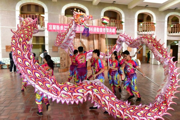 107年全國中等學校運動會將在4月21日至26日於臺中市舉行，宜蘭縣政府今日於縣民大廳，舉行「107年全國中等學校運動會授旗典禮」。（宜蘭縣政府提供）