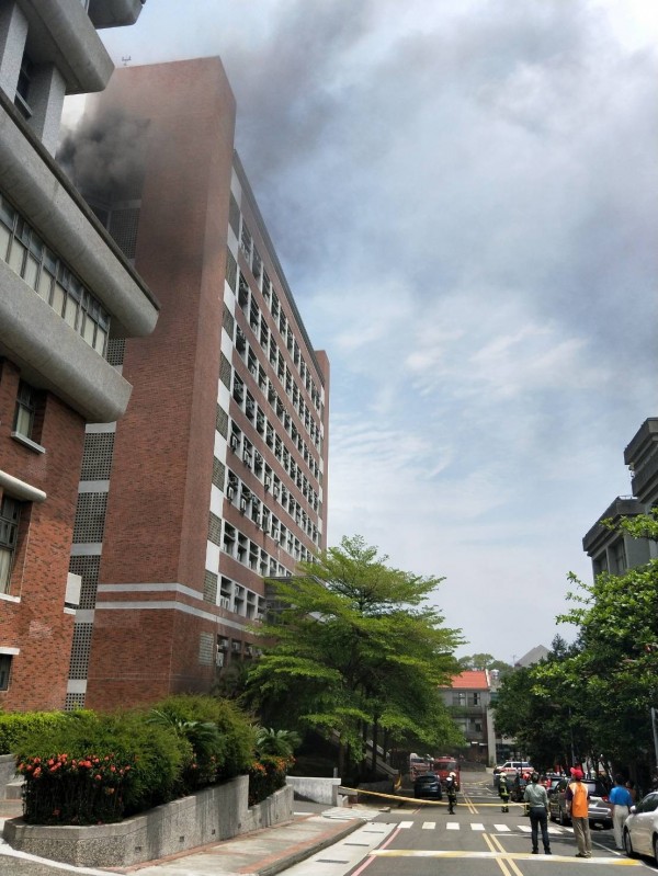 朝陽科大學生實驗不慎引發濃煙，消防人員立即前往滅火，幸無人受傷。（記者蘇金鳳翻攝）