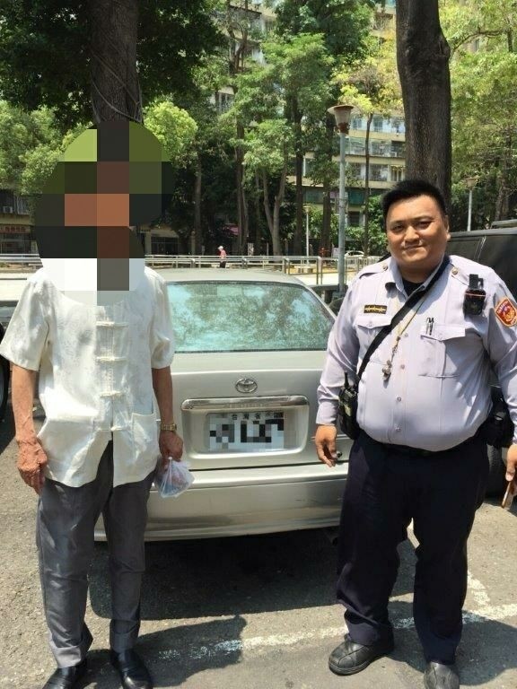 警員高志強（右）幫民眾找回愛車。（記者洪定宏翻攝）