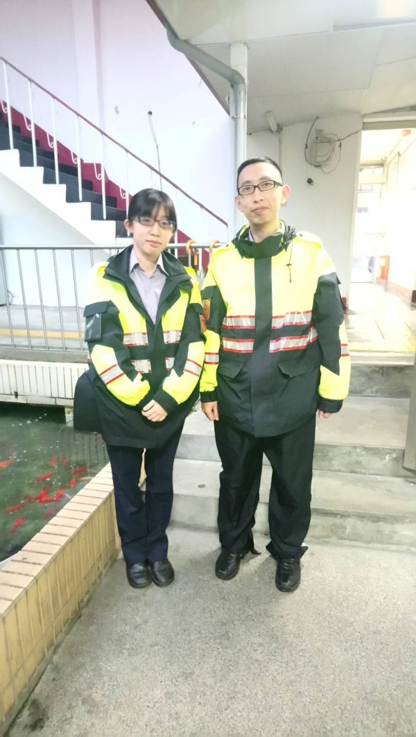 萬盛所警員黃鈴方與侯帝光。（記者姚岳宏翻攝）