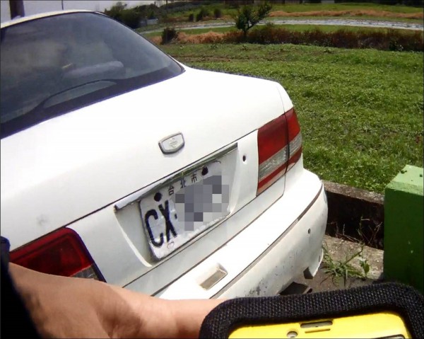 李姓男子以紙糊的車牌上路，雖然幾可亂真，但還是被警方查獲。（記者謝武雄翻攝）