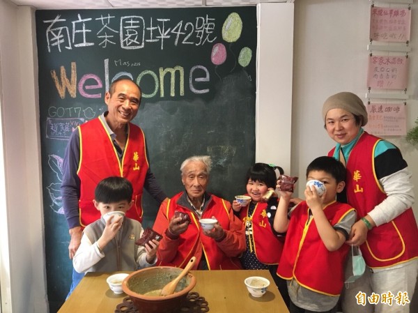 長輩們在幼兒園小朋友陪同下，開心品嘗擂茶及泡芙。（記者鄭名翔攝）