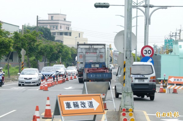 民雄陸橋西側的民新路東向西調撥車道。（記者蔡宗勳攝）