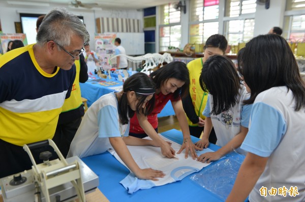 偏鄉小校秀林國小自引進「創客教育」後，不斷營造在地特色課程，校內73名太魯閣族學童，每週五下午都會固定學習製作太魯閣族「創藝」作品。（記者王峻祺攝）